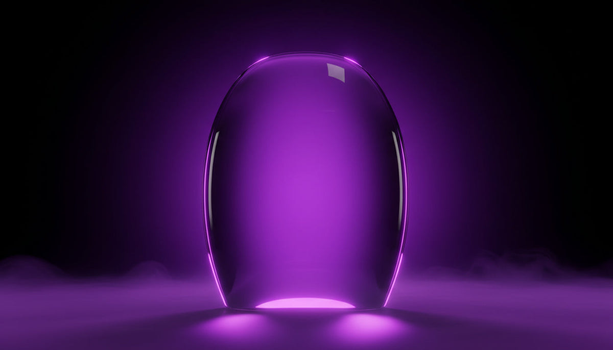 Lila-Glas Lupe als Sinnbild für die genaue Analyse einzelner Seiten im OnPage-SEO