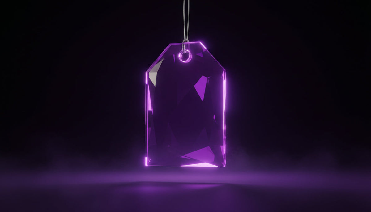 Lila-Glas Preisschild als Sinnbild für die Kosten einer SEO-Agentur