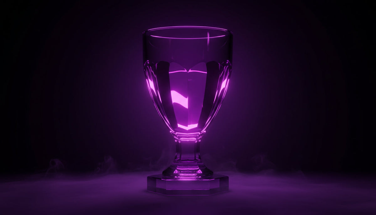 Lila-Glas Pokal auf schwarzem Hintergrund als Sinnbild für belegte Projekterfolge