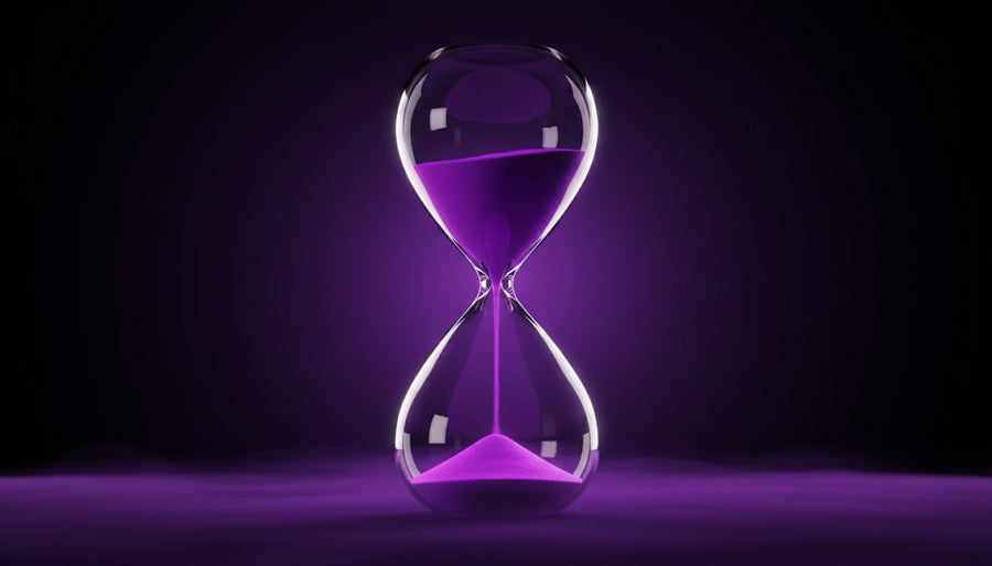Lila-Glas Sanduhr als Symbol für Timing und Saisonalität in der Mediaplanung