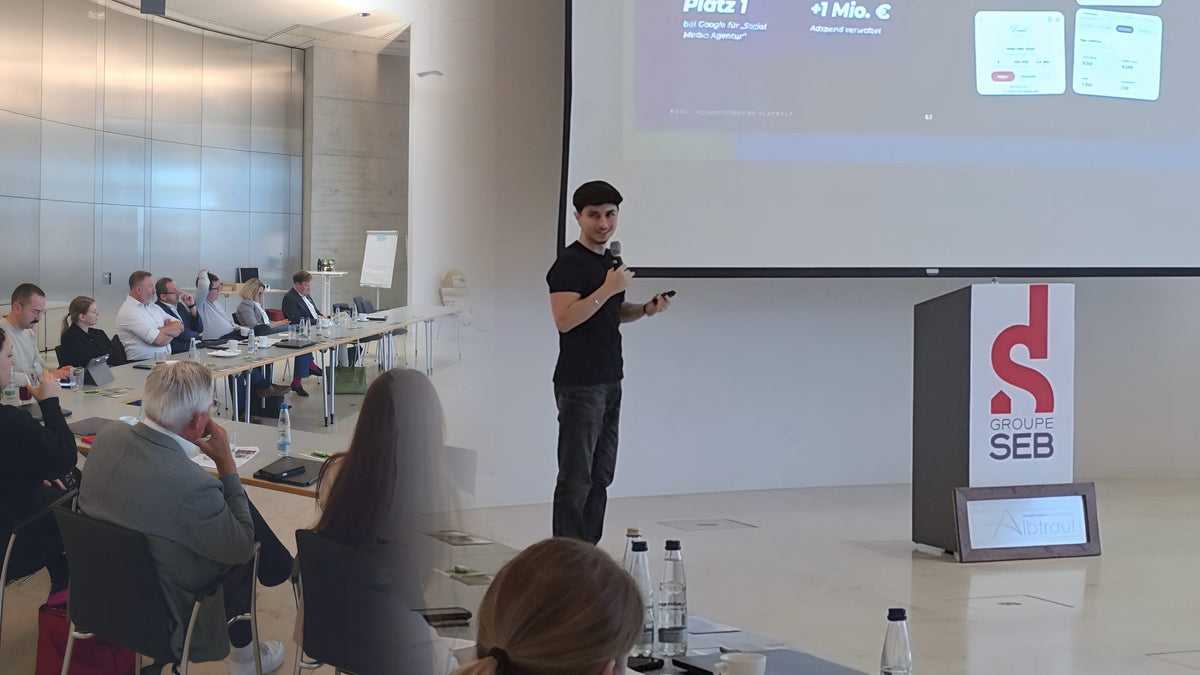 Emre Tuncer spricht im WMF-Werk in Geislingen vor den Teilnehmenden der Klausurtagung