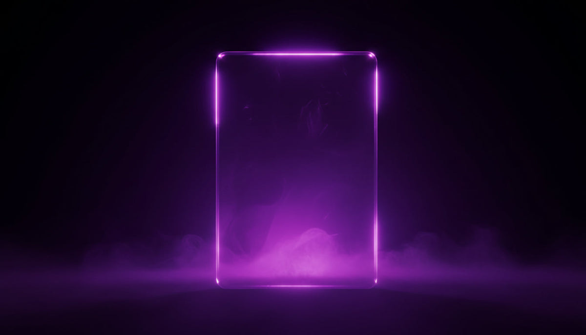 Lila-Glas Profilkarte als Symbol für ein durchdachtes LinkedIn-Profil