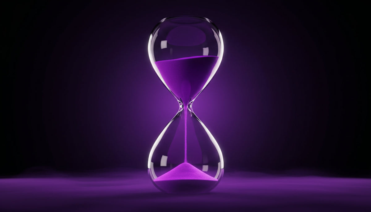 Lila-Glas Sanduhr als Symbol für Timing und Saisonalität in der Mediaplanung