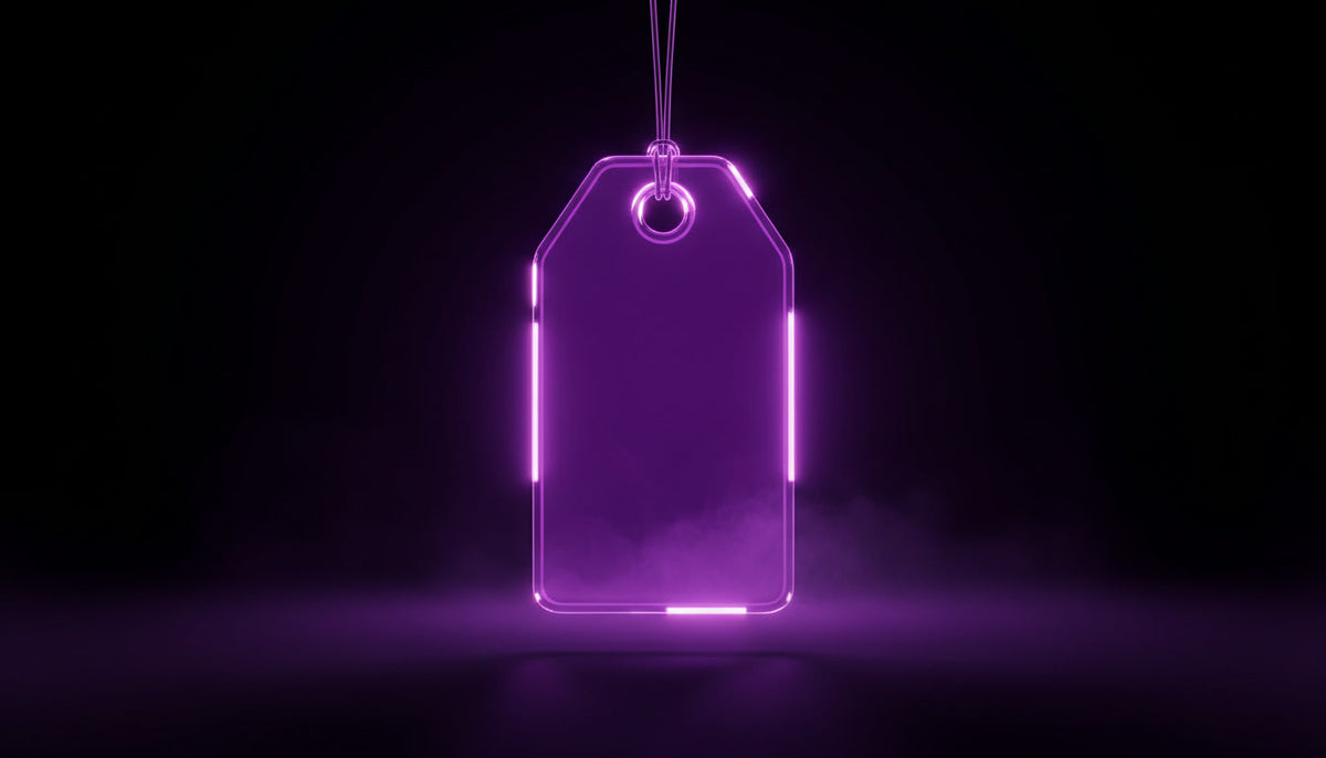 Lila-Glas Preisschild als Symbol für die Kostenfrage bei einer neuen Website