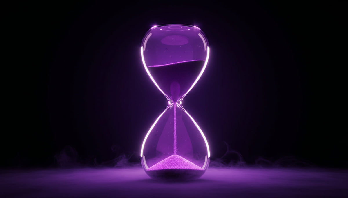 Lila-Glas-Sanduhr auf schwarzem Hintergrund als Symbol für die Zeit bis SEO wirkt