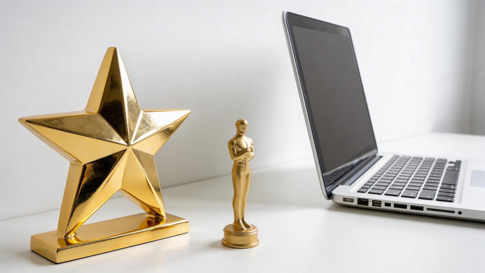 Social Proof Elemente mit Kundenbewertungen auf Website-Mockup